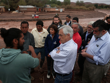 Piñera recorrió San Pedro de Atacama y se comprometió a entregar bonos a afectados