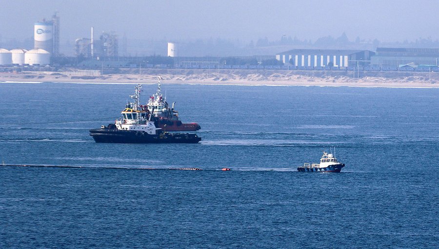 Bahía de Quintero fue nuevamente afectada por derrame de sustancia oleosa