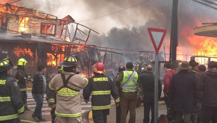 Violento incendio en Panguipulli consumió 10 viviendas y dos locales comerciales