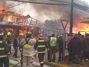 Violento incendio en Panguipulli consumió 10 viviendas y dos locales comerciales