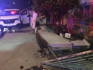 Persecución tras robo de furgón terminó con el vehículo incrustado en antejardín de casa en Conchalí