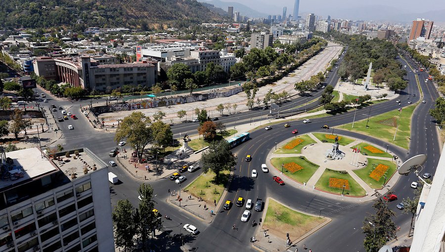 Hombre fue detenido luego de efectuar giros en contra del tránsito en plena plaza Italia
