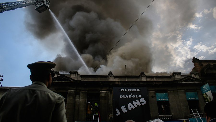 Incendio de grandes proporciones se registra en local comercial de Estación Central