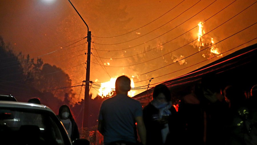 Cercanía del fuego con sector poblado de Penco, obliga a evacuar a vecinos de Villa Italia