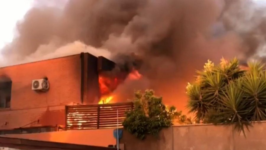 Incendio en Las Condes consumió vivienda de conocida modelo