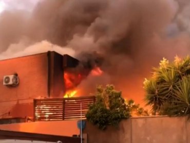 Incendio en Las Condes consumió vivienda de conocida modelo
