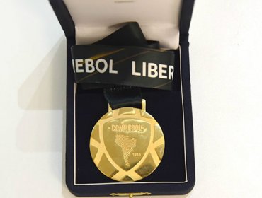 Ganador de Copa Libertadores con Colo-Colo remata su medalla