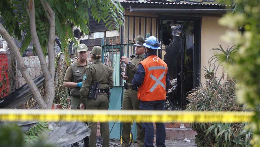 Dos muertos y cinco casas afectadas deja violento incendio en Renca