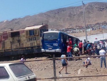 Tren colisionó a microbus en Antofagasta luego que el chofer no respetara cruce