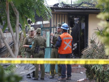 Dos muertos y cinco casas afectadas deja violento incendio en Renca