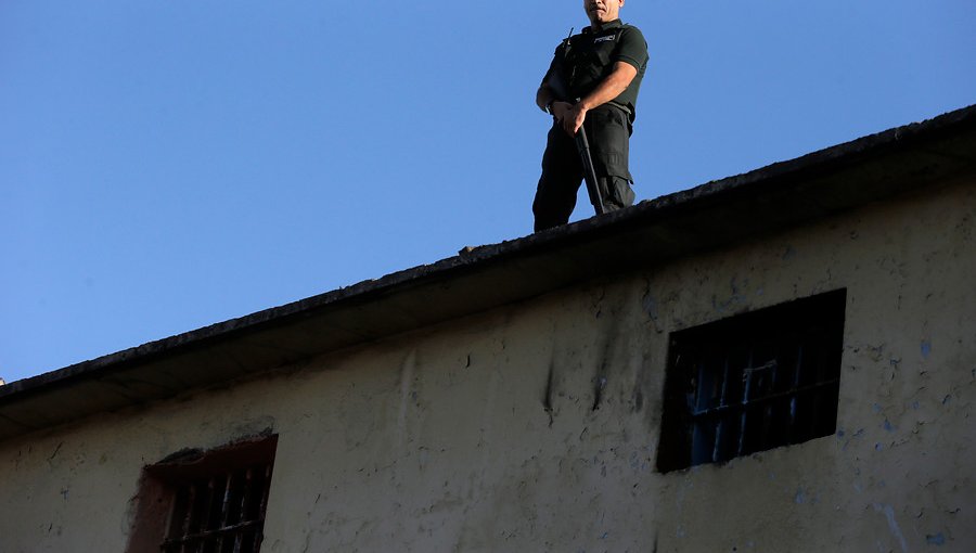 Gendarmería encuentra 25 proyectiles balísticos al interior de la cárcel Santiago Uno