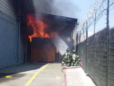 Incendio en empresa de Quilicura movilizó a cuatro compañías de Bomberos