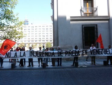 [Fotos] Partido Comunista protestó en La Moneda por viaje de Piñera a Cúcuta