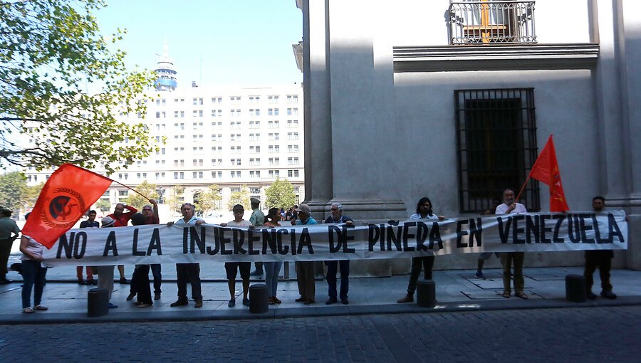 [Fotos] Partido Comunista protestó en La Moneda por viaje de Piñera a Cúcuta