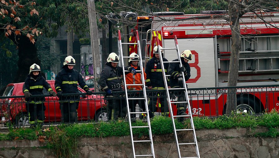 Bomberos acude a rescate de persona que cayó desde 10 metros de altura en Viña del Mar