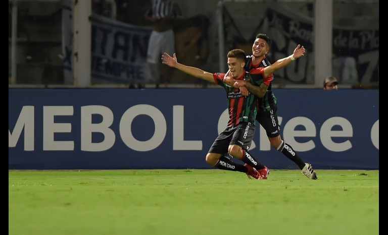 Hinchas de Talleres de Córdoba apoyaron con lienzo a Palestino