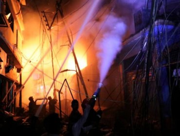 Al menos 70 personas murieron en un incendio en edificio de Bangladesh