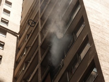 Bomberos dio por controlado incendio en departamento del centro de Santiago