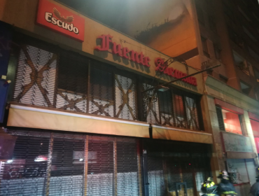 Incendio se registró al interior de la tradicional Fuente Alemana de Santiago