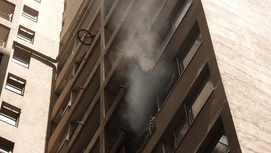 Bomberos dio por controlado incendio en departamento del centro de Santiago