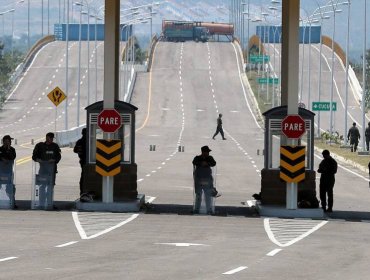 Nicolás Maduro ordena cierre de la frontera con Colombia a horas de entrega de ayuda