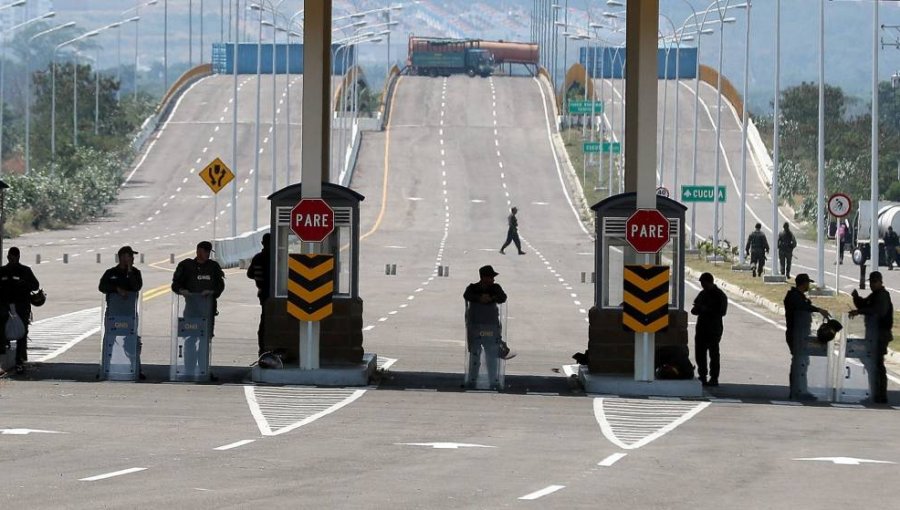 Nicolás Maduro ordena cierre de la frontera con Colombia a horas de entrega de ayuda