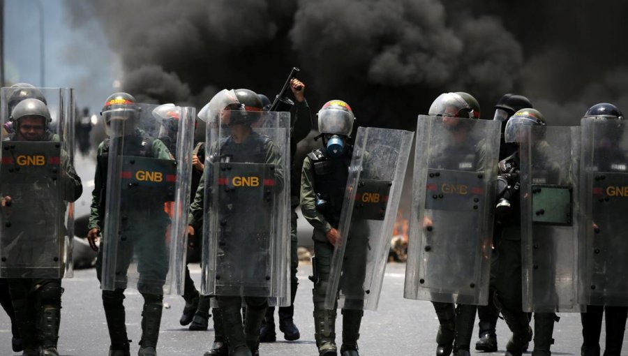 Tropas venezolanas lanzan gases lacrimógenos a personas que buscan pasar a Colombia