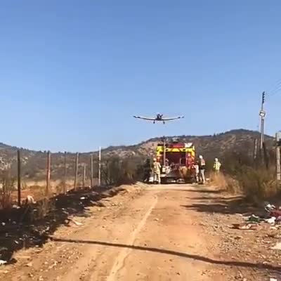 Filtran vídeo de peligrosa acción de avión de Conaf tras Incendio en Limache