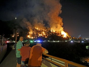 Impresionantes imágenes del violento incendio del Cerro San Cristobal