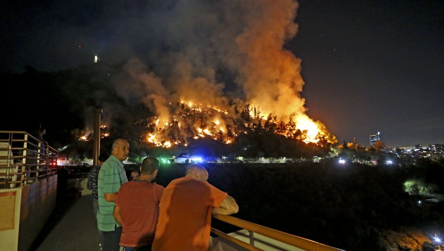 Impresionantes imágenes del violento incendio del Cerro San Cristobal