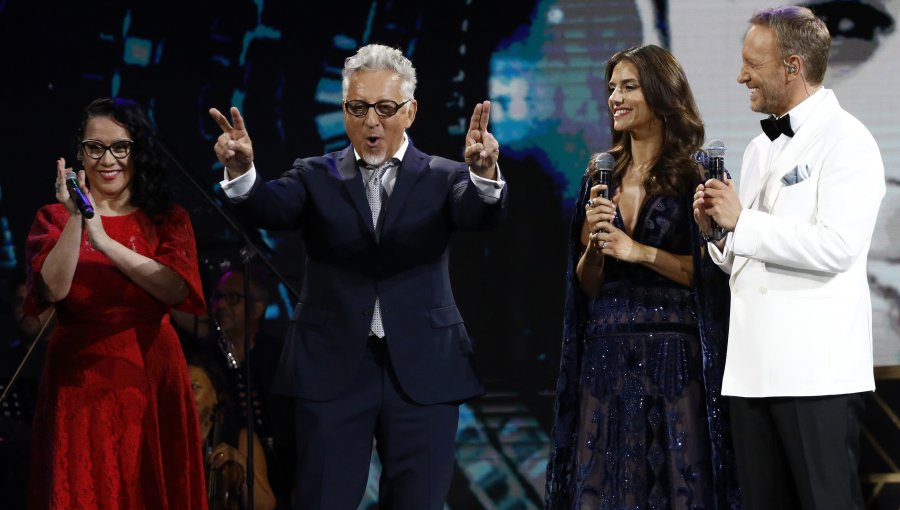 Beso de animadores y homenaje a Lucho Gatica marcan obertura de Viña 2019