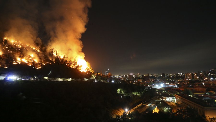 Decretan Alerta Roja en Recoleta por incendio en Cerro San Cristóbal