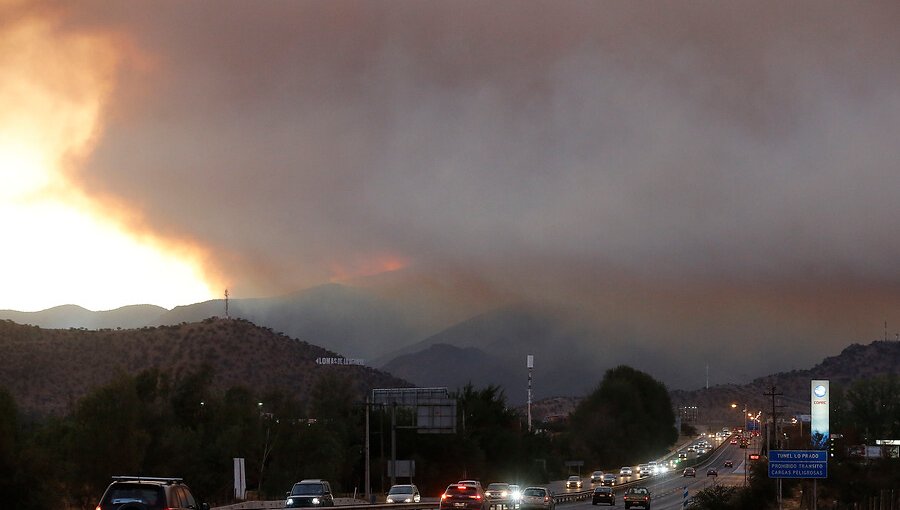Declaran Alerta Roja en Pudahuel y Curacaví por incendio cercano a ruta 68