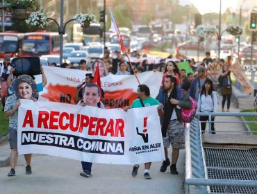 Vecinos protestaron en el centro de Viña del Mar por millonario gasto del Festival