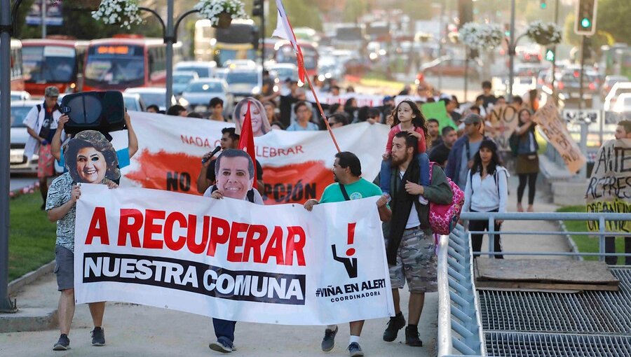 Vecinos protestaron en el centro de Viña del Mar por millonario gasto del Festival