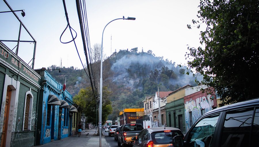 Ministro de Agricultura por incendio en el cerro San Cristóbal: "Probablemente fue intencional"