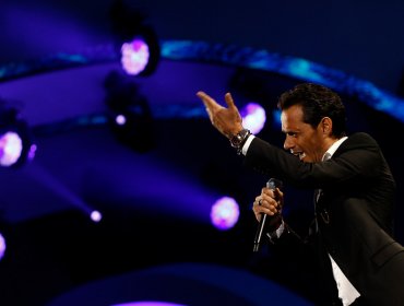 Cartel recordando huelga feminista fue tema durante el show de Marc Anthony