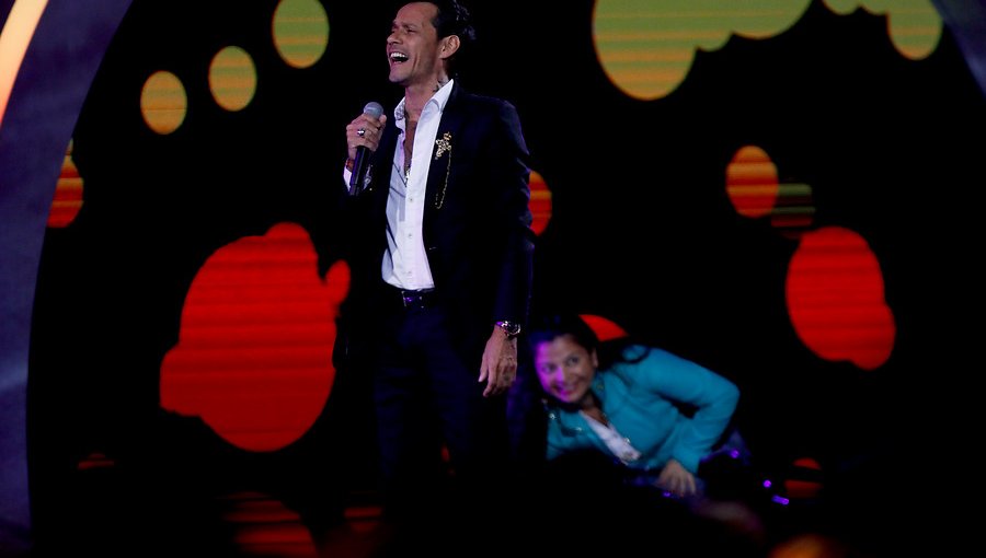 Galería: Intrépida fanática burló toda la seguridad para fotografiarse con Marc Anthony