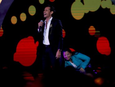 Galería: Intrépida fanática burló toda la seguridad para fotografiarse con Marc Anthony