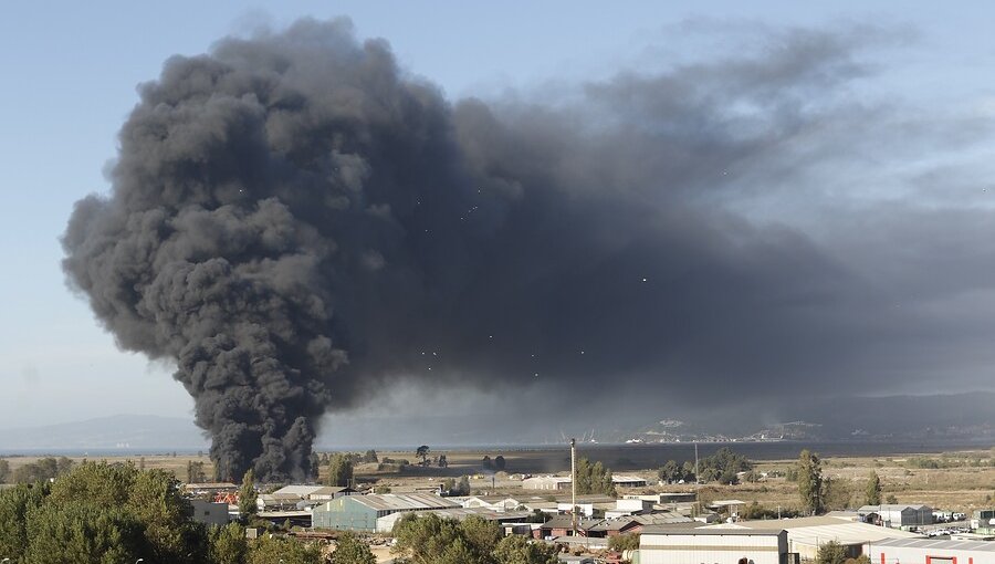 Labocar indaga origen de incendio en acopio de neumáticos en Talcahuano