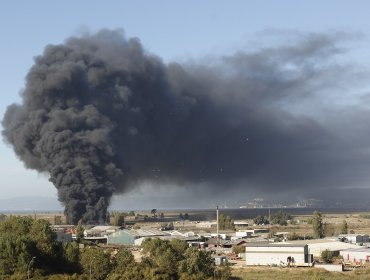 Labocar indaga origen de incendio en acopio de neumáticos en Talcahuano