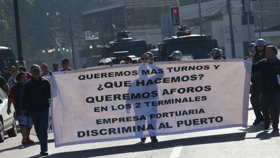 Aduanas guarda silencio por aforos en el Puerto de Valparaíso: Mientras tanto, diariamente se pierden 60 turnos para trabajadores eventuales