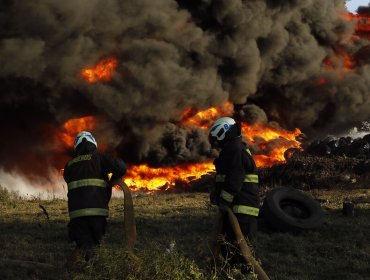 Onemi mantuvo alerta amarilla en Talcahuano por incendio en planta de neumáticos