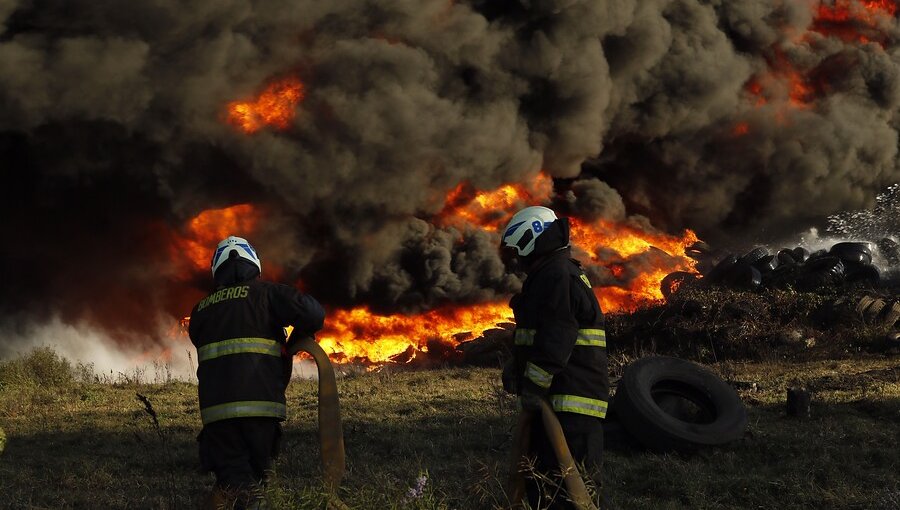 Onemi mantuvo alerta amarilla en Talcahuano por incendio en planta de neumáticos