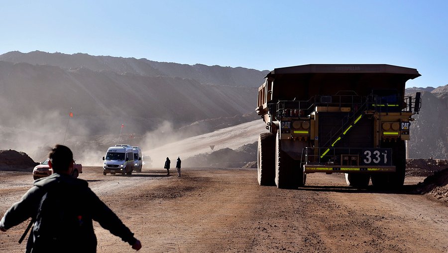 Producción industrial cayó 0,9% en enero, con fuerte impacto de la minería