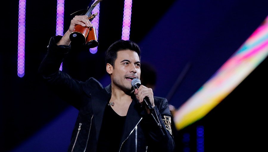 Carlos Rivera llenó de romanticismo la cuarta noche del Festival de Viña