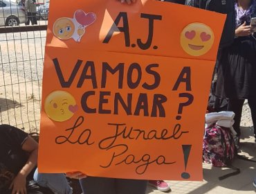 "Te pago el CAE", "Por ti me separo" y más: Mira los carteles para BSB más divertidos