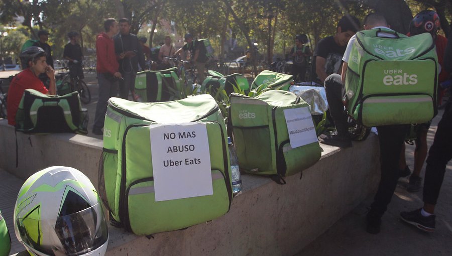Repartidores de Uber Eats se manifestaron en Santiago por mejoras en condiciones laborales