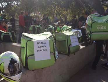 Repartidores de Uber Eats se manifestaron en Santiago por mejoras en condiciones laborales