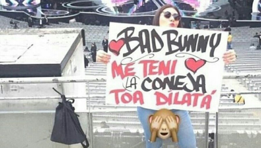 Fotos: Mira los carteles más subidos de tono de las fanáticas de Bad Bunny